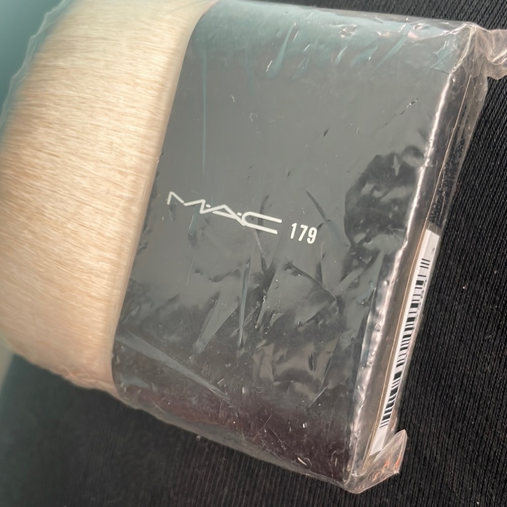 Discontinued limited editionMAC BODY BUFFER BRUSH 179